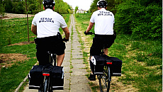 Straż miejska w Olsztynie znakuje rowery. „To może odstraszyć złodziei”.